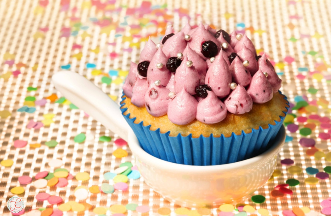 Foodstyling-Desserts-Blueberry cupcake, Blueberry frosted small cake