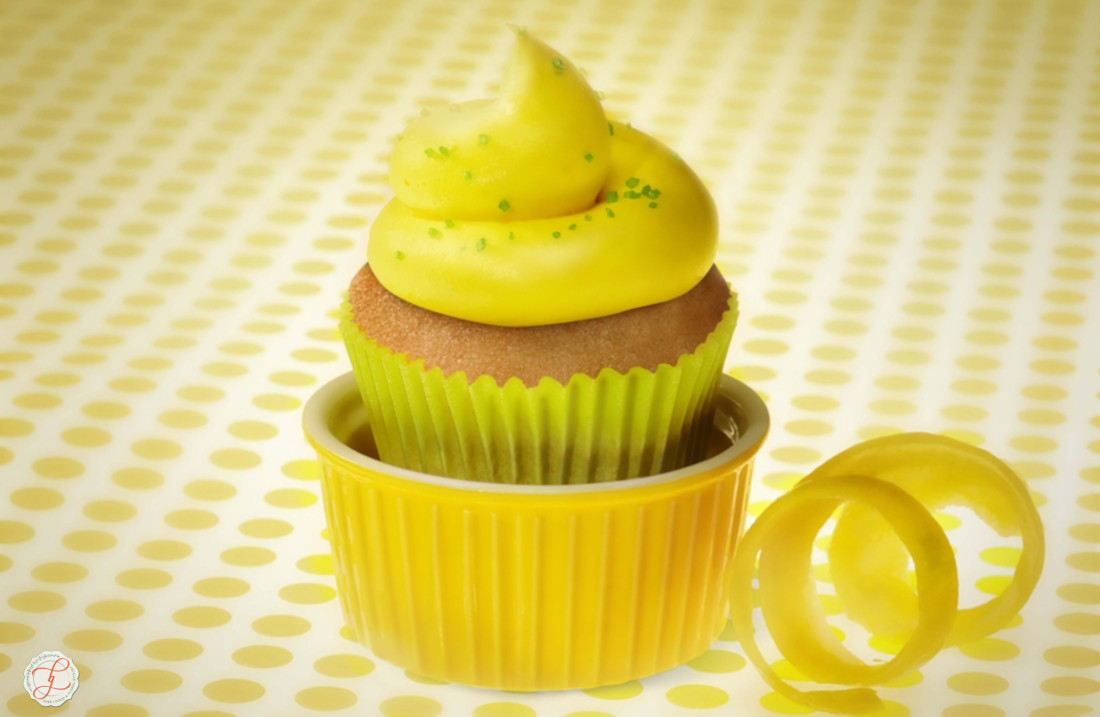 Foodstyling-Desserts, lemon icing on fairy cakes