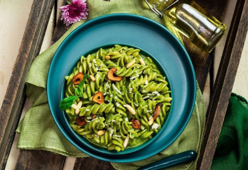 green pasta, pesto pasta, pasta in pesto sauce, vegan pasta, food photography