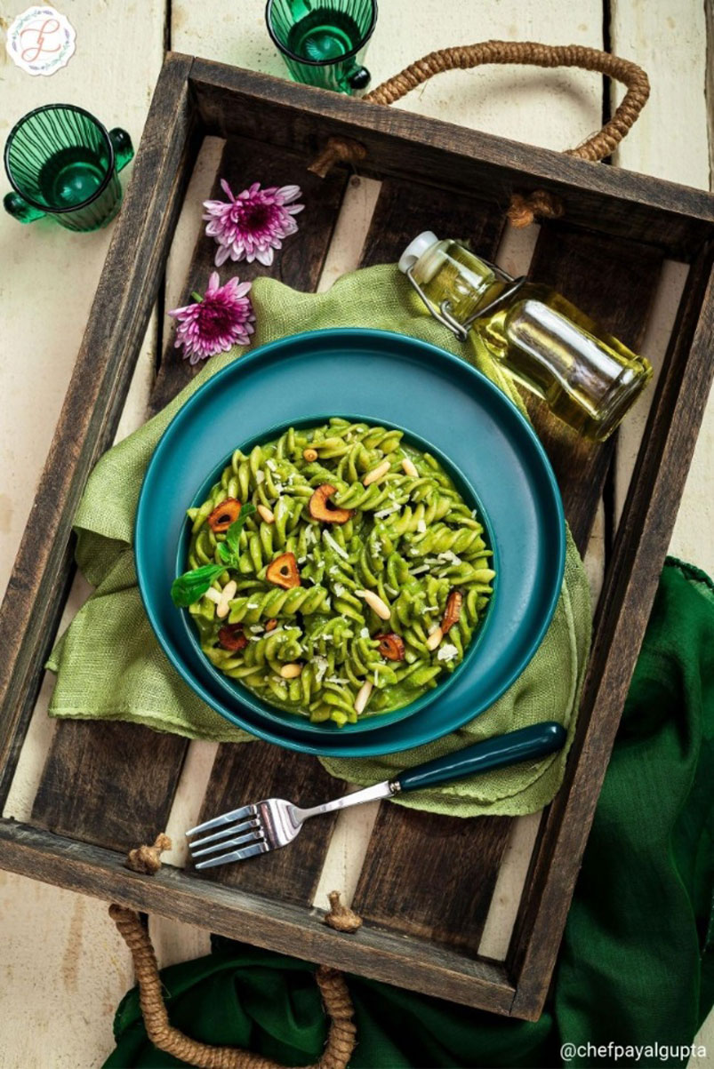 green pasta, pesto pasta, pasta in pesto sauce, vegan pasta, food photography